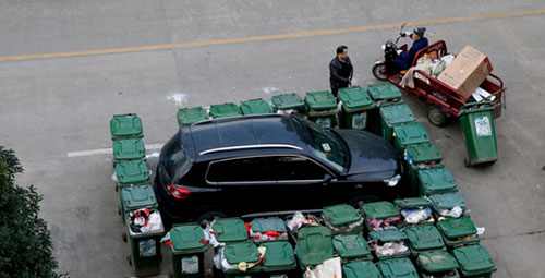 隨意亂停車，大爺搬垃圾桶怒攔私家車 