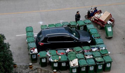 汽車被垃圾桶包圍是被惡搞還是得罪人了？